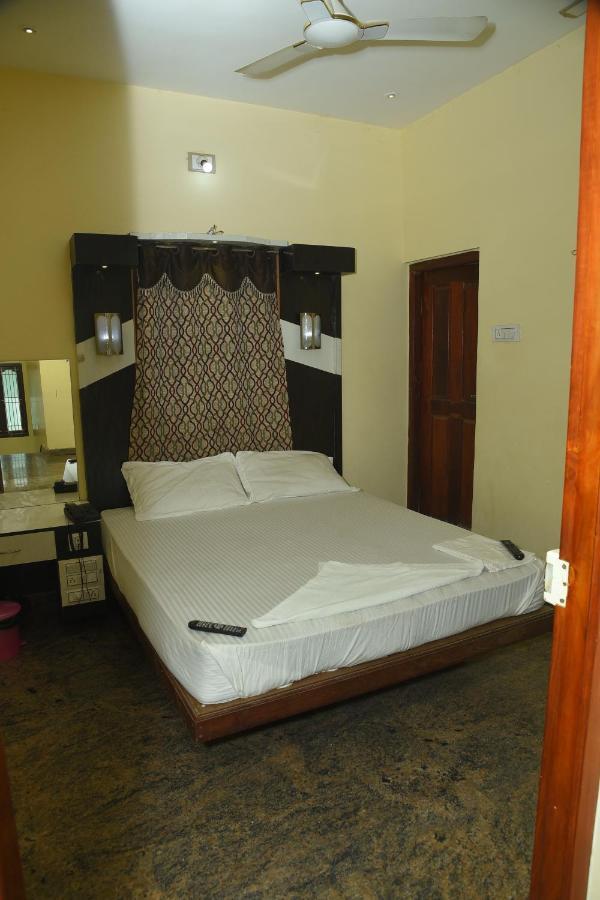 Thiruchendur Stayz Vairavel Residency Tiruchchendur Exterior photo